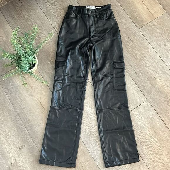 ABERCROMBIE CURVE LOVE VEGAN LEATHER THE 90s RELAXED HIGH RISE CARGO PANT SZ 23 - Picture 4 of 8